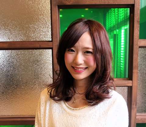カシス系カラーとゆるふわパーマでモテかわスタイル♪

